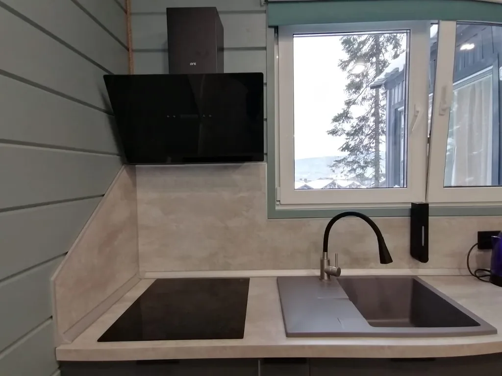 Большой дом на горе у подъемников