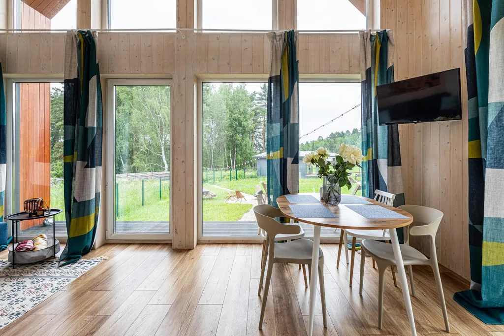 Яркий коттедж с панорамным видом на лес рядом с баней