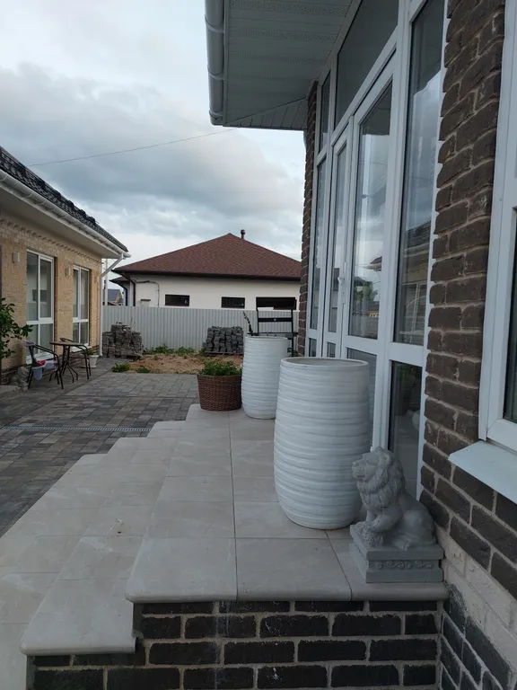 Домик в деревне в окружении леса