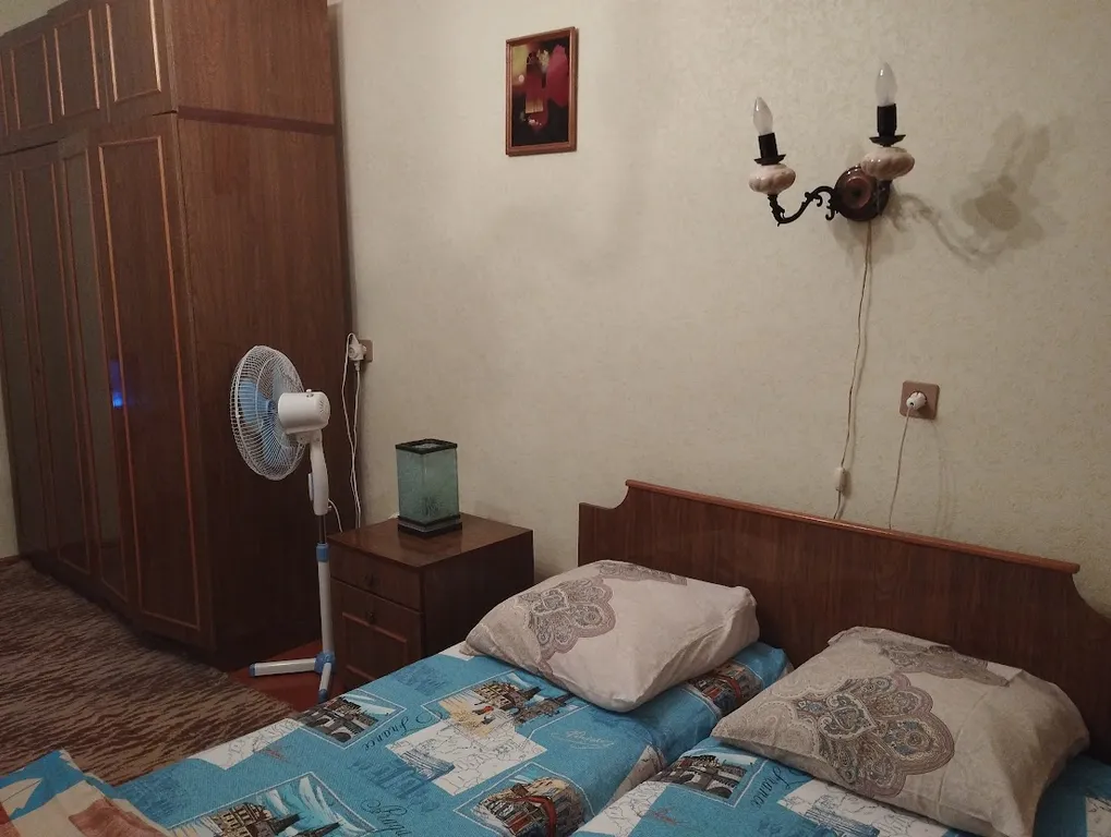 Светлая комната с видом на осенний сад