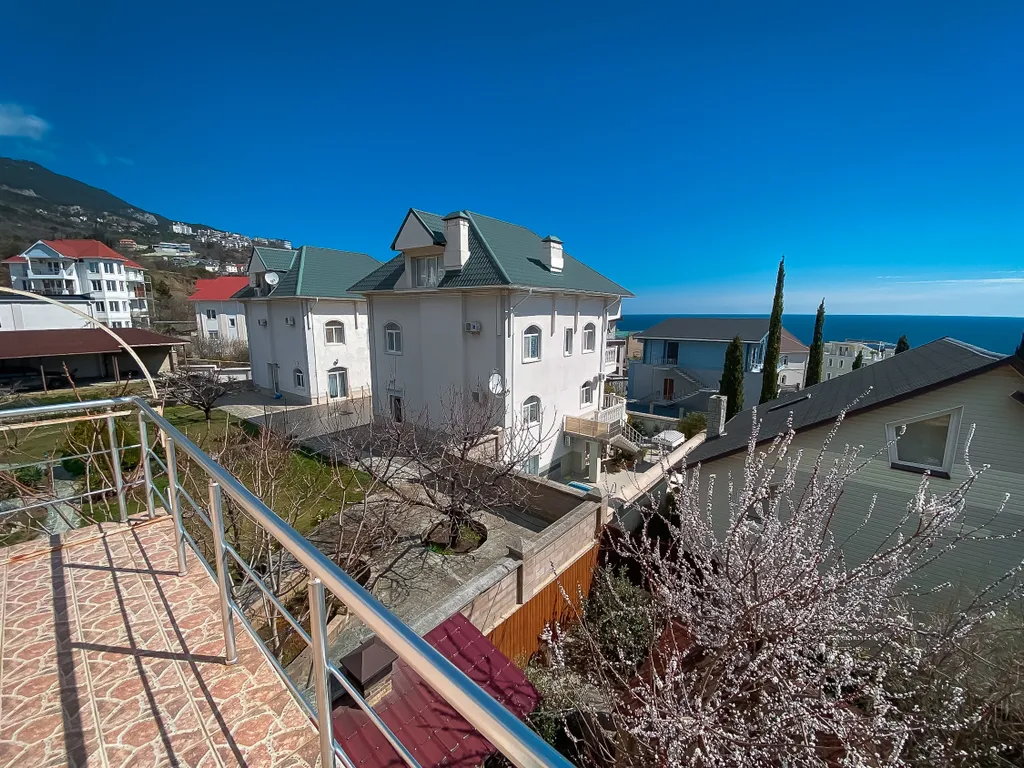 Частный дом с видом на море возле Ялты