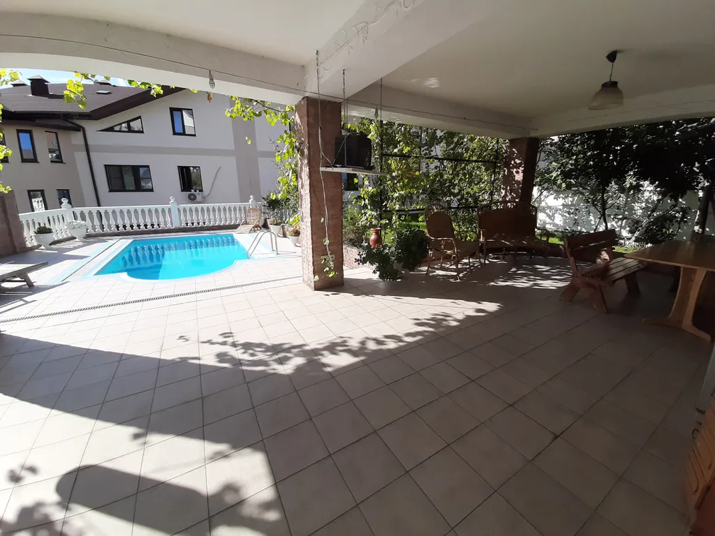 Дом с бассейном недалеко от моря