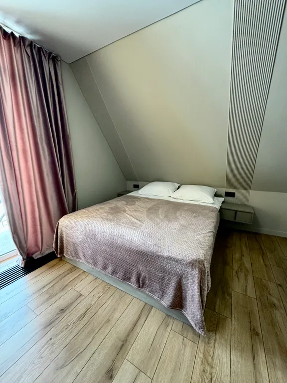 Дом с теплым бассейном на озере