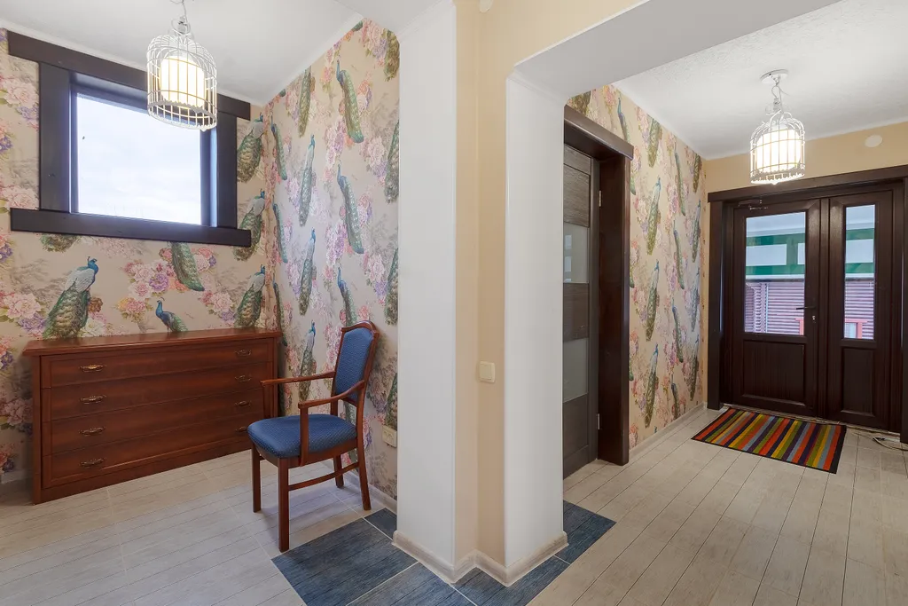 Домик с павлинами