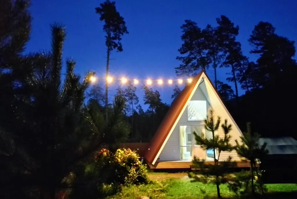 Дом у Катуни среди гор и многолетних сосен