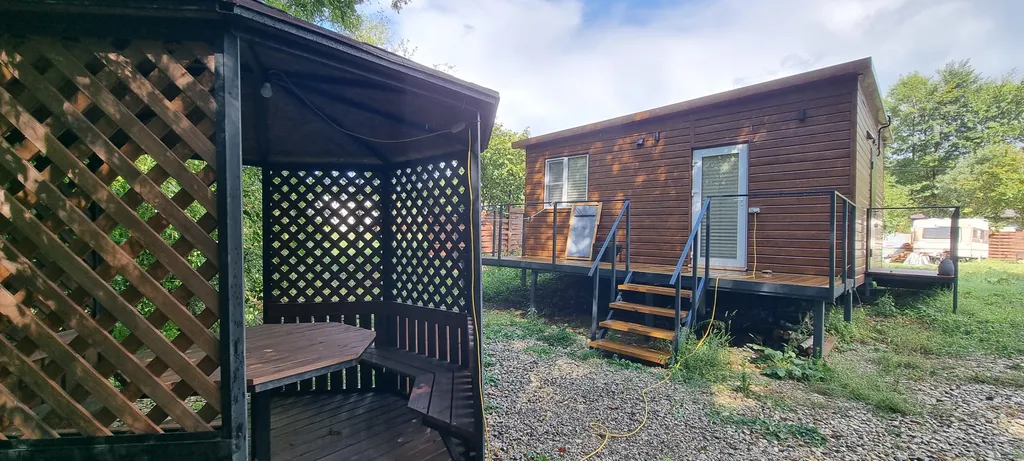 Уютный дом у реки с беседкой и верандой