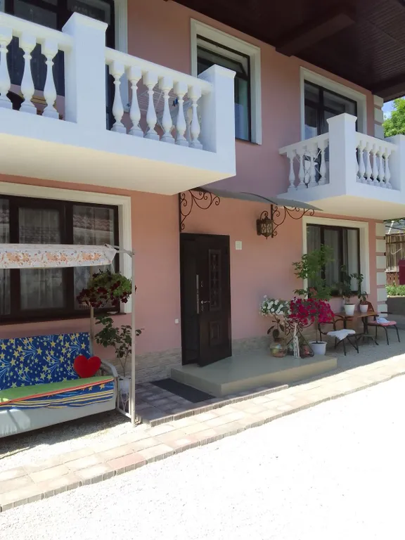 Дом со своим двором и парковкой