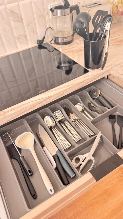 Евродвушка с высокими потолками и большими окнами, 2 кровати