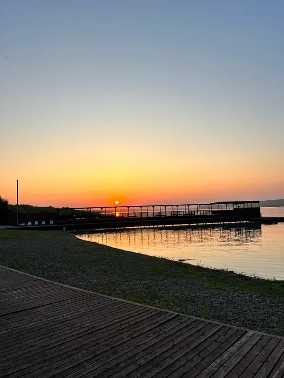 А-фрейм с бассейном и видом на озеро