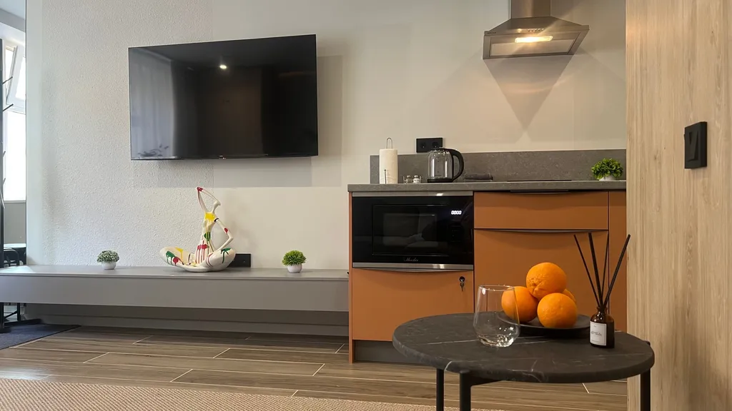 Апартаменты у Часовой башни оранжевые