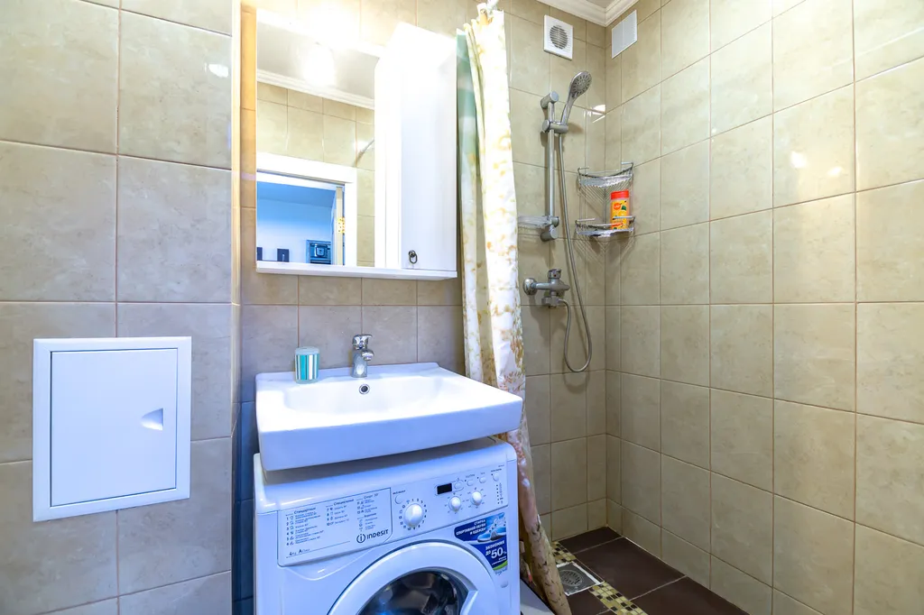 Истомáн для двоих с видом на город