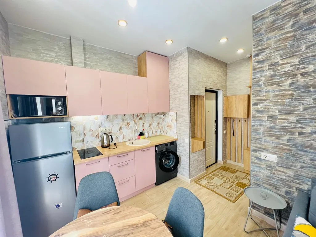 Студия с балконом и бассейном на территории