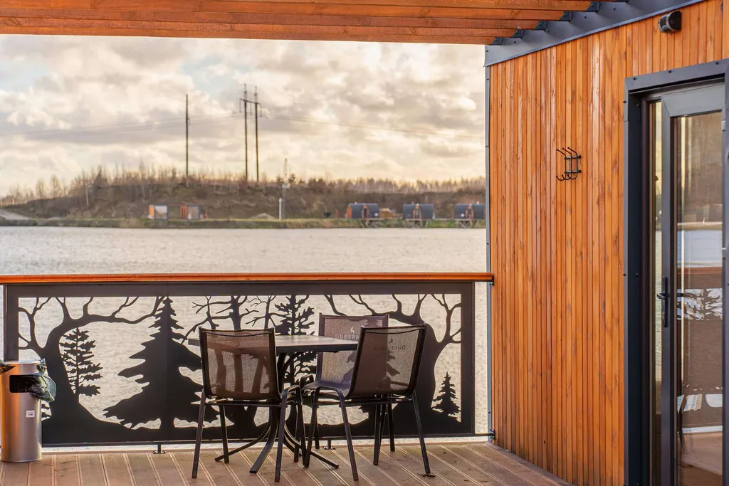 Уютный домик с видом на озеро