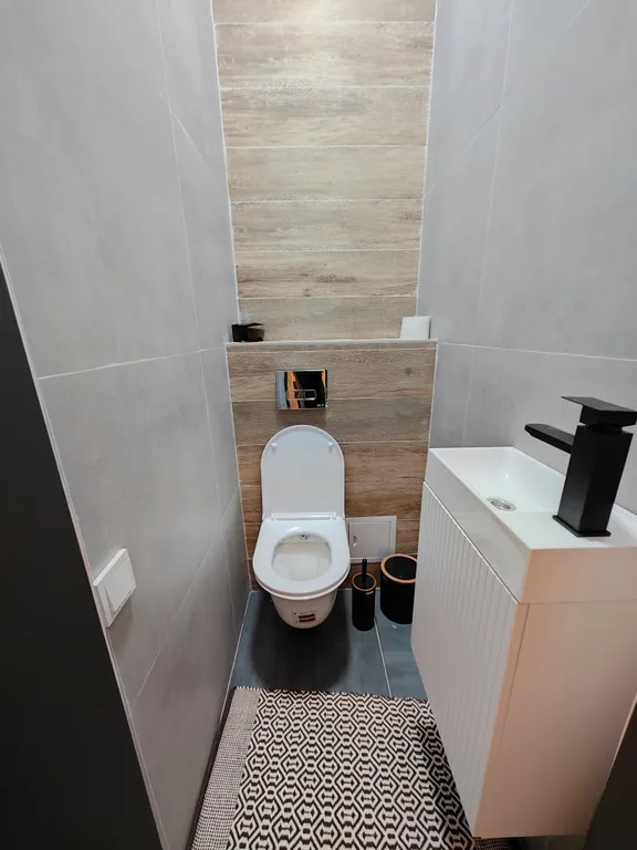 Стильный Барнхаус со вторым светом с видом на сосновый лес