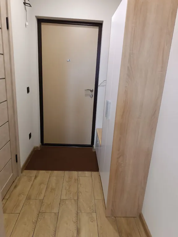 Уютная, чистая студия с красивым видом из окна