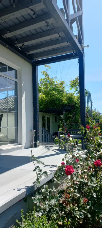 Дом с видом на море и отдельно стоящей баней.