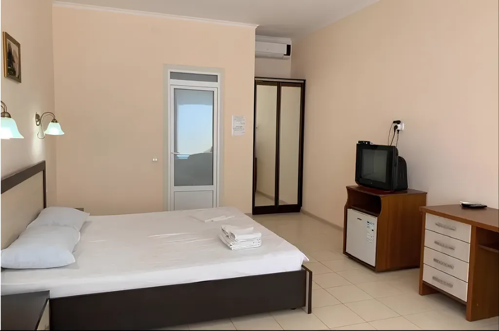 Квартира Евростиль эконом на 2-3 человека с удобствами и выходом на минитеррасу — аренда посуточно в Судак