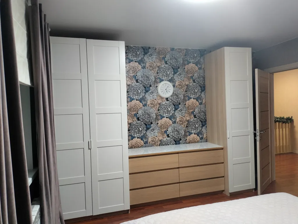 Уютный коттедж с дровяным камином, в окружении лесного массива