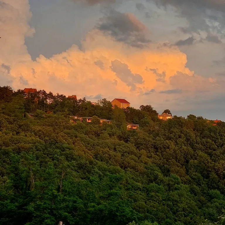 Студия с окном на море