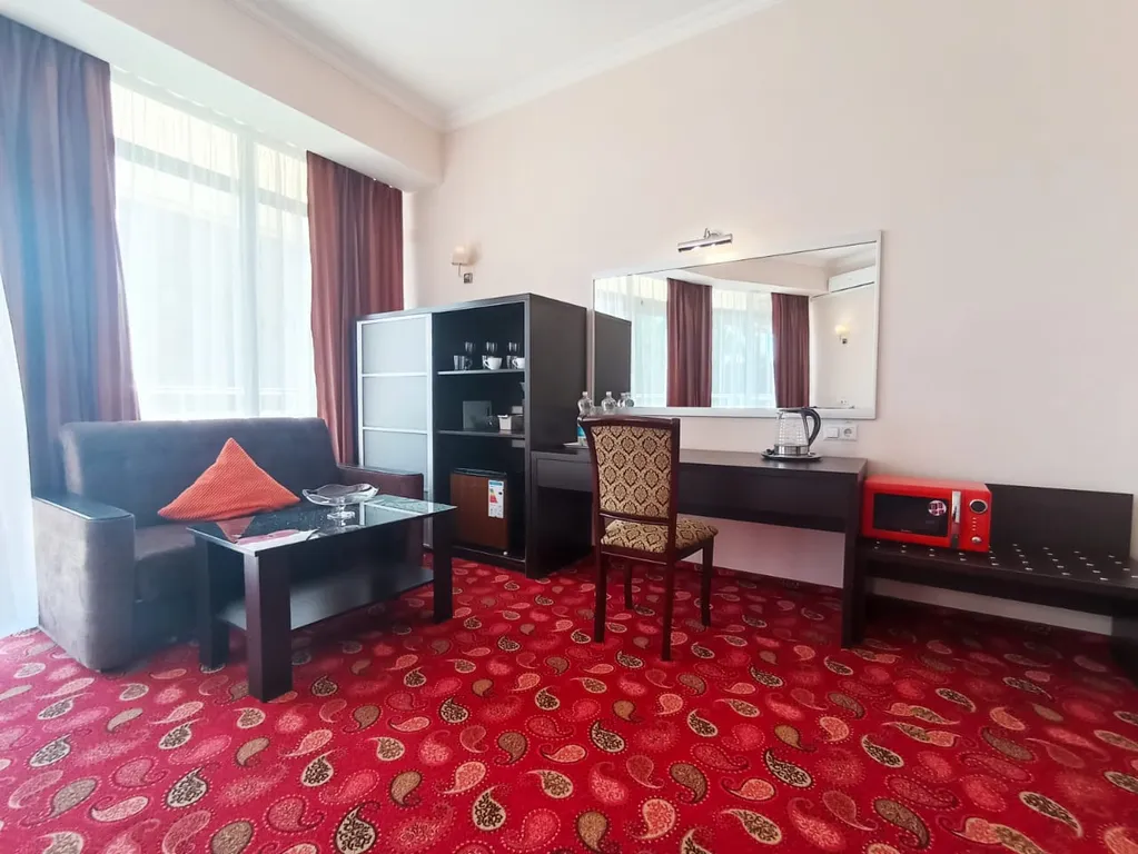 Номер-студия с видом на море на набережной Алушты в отеле Аквапарк