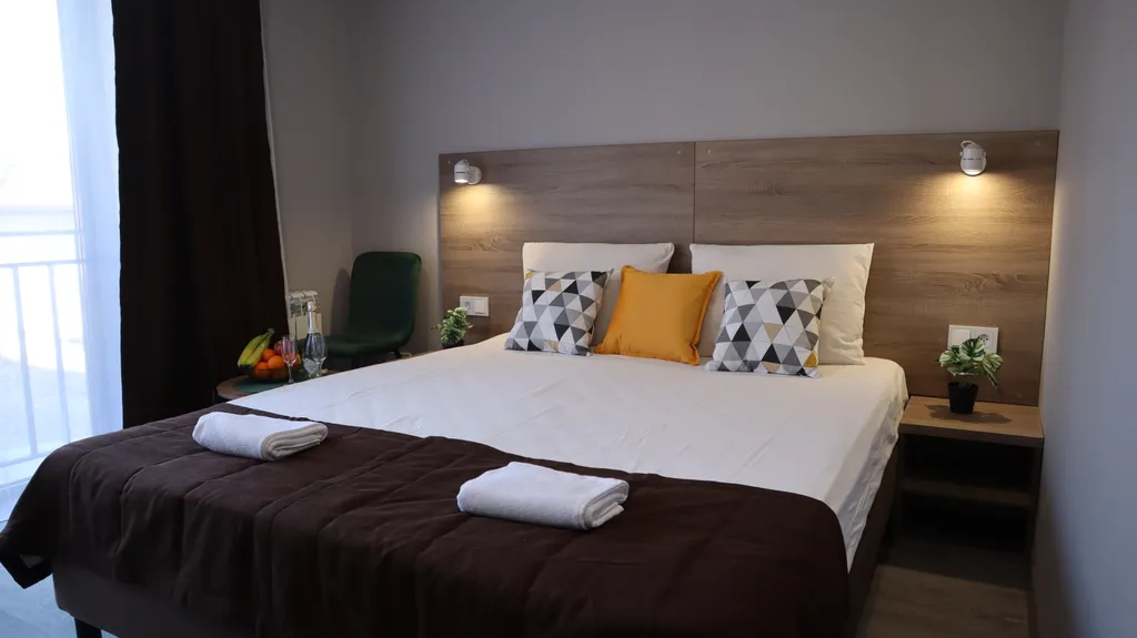 Стандартный трехместный номер с видом на горы