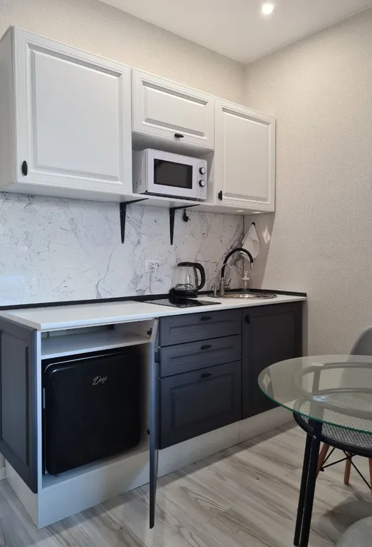 Blue studio - студия с окном в ванной комнате и видом на лес