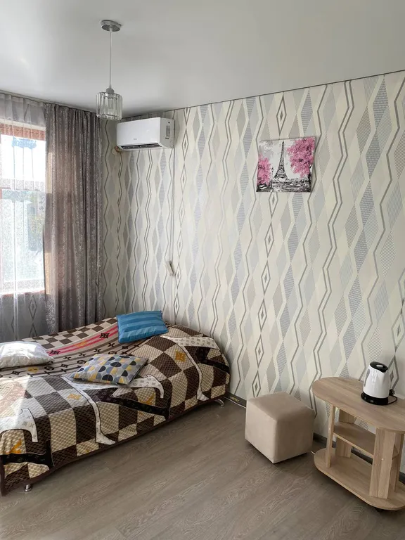 Уютная комната в центре города у моря.