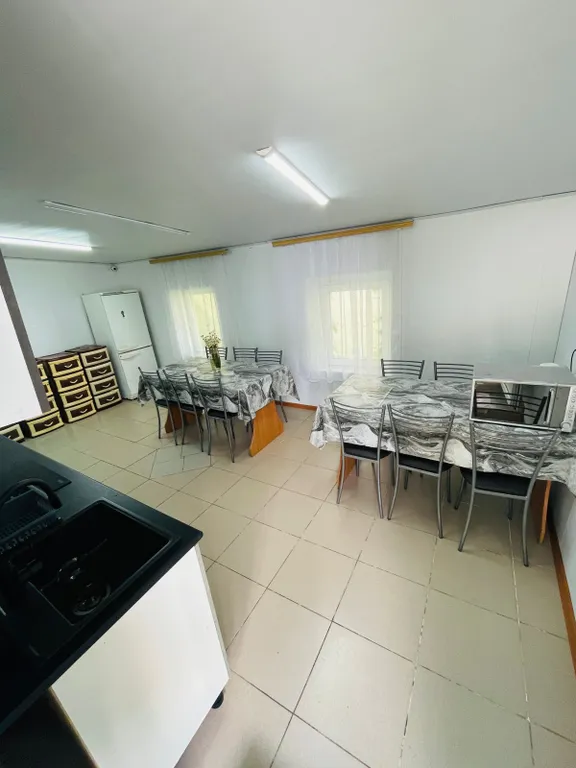 Уютная комната с балкончики и видом на город