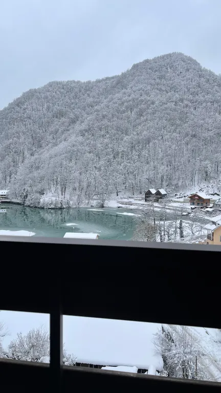 Шикарный вид на озеро и горы