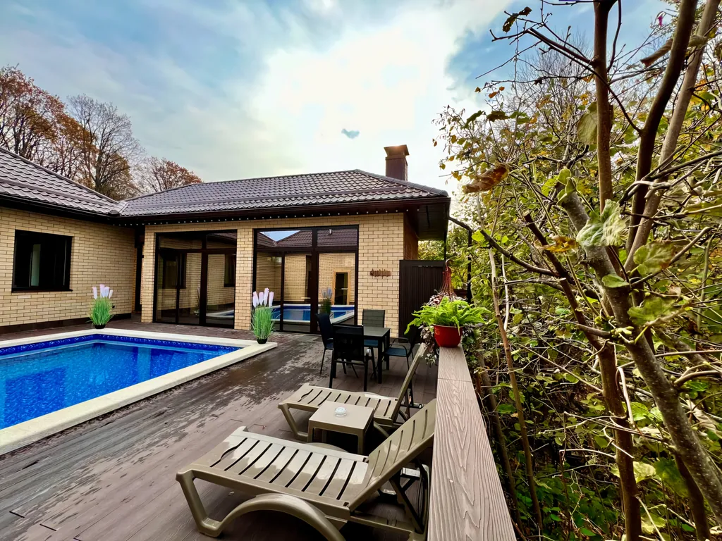 Дом в лесу с теплым бассейном и баней