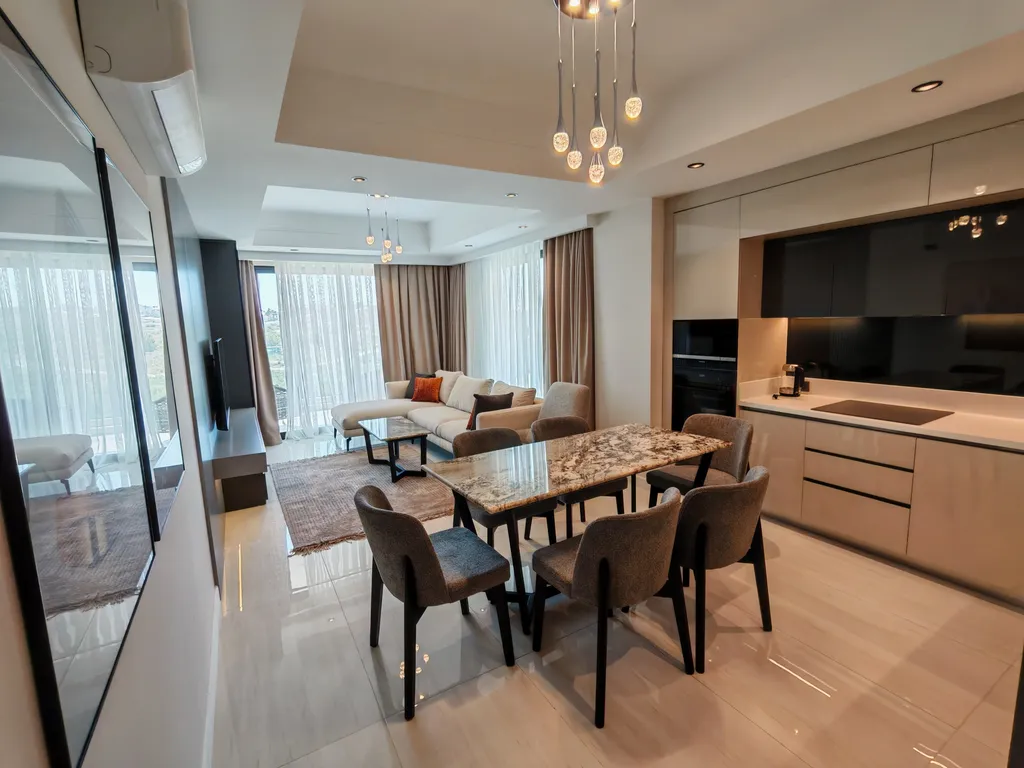 Квартира с дизайнерской отделкой, видом на море и аквапарком