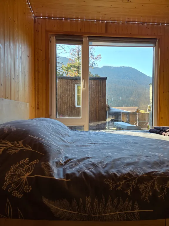 Тёплый домик в лесу с видом на горы