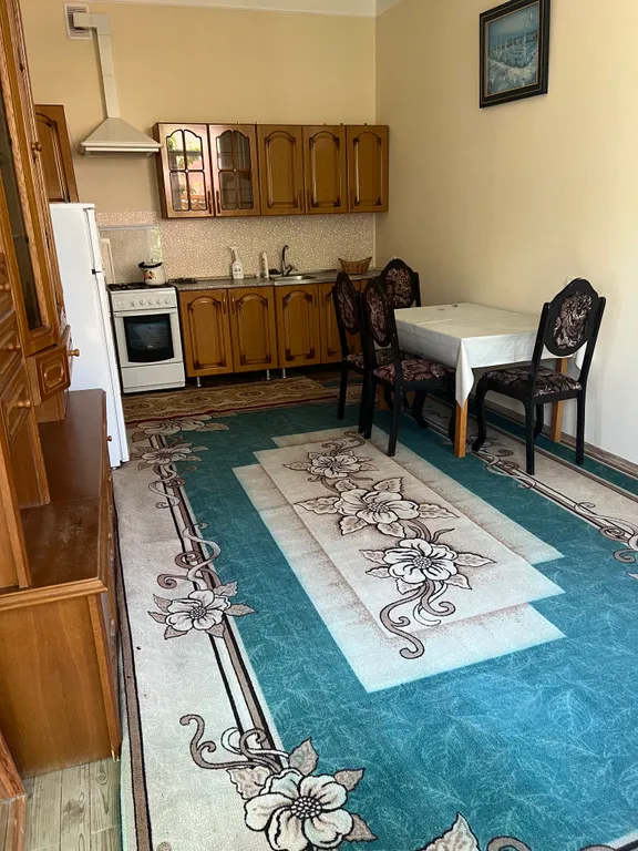 Уютная комната с видом на палисадник