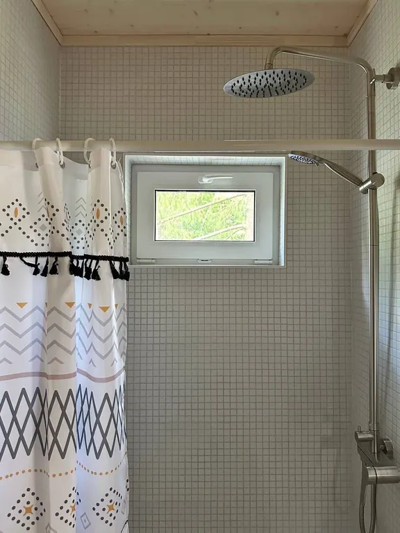 Домик в лесу в глэмпинге Сметана