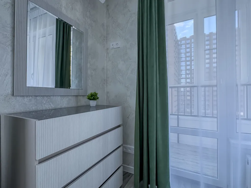 Просторная квартира с кухонной зоной и лоджией