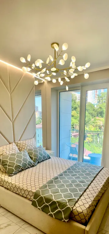 Дизайнерская квартира возле моря с балконом