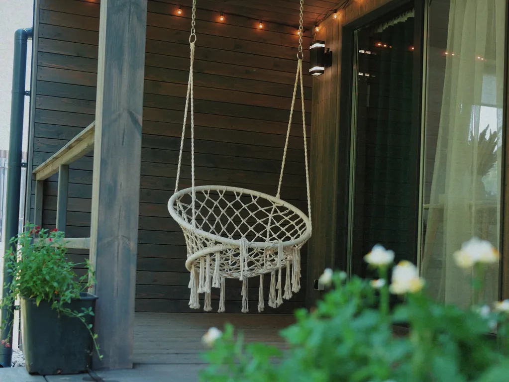 Современный уютный дом с видом на лес