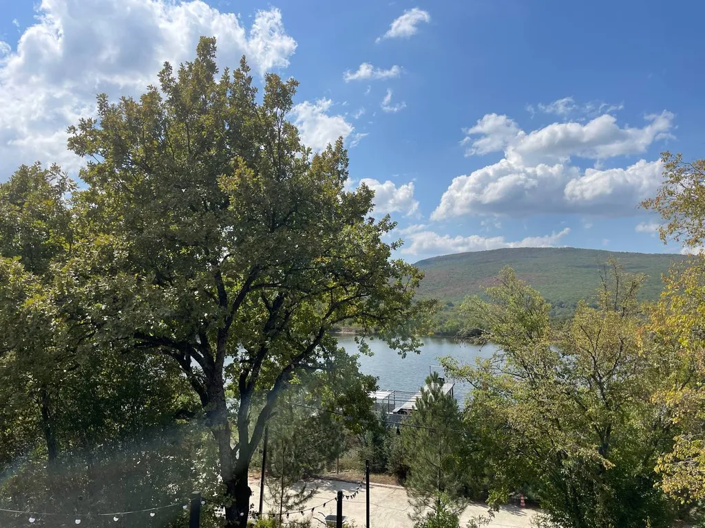 Дом-шалаш у озера