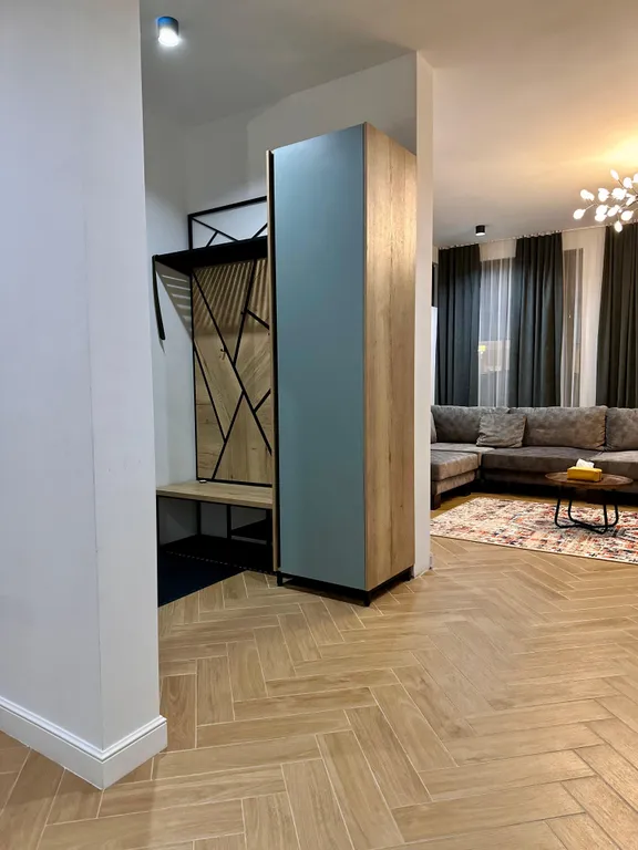 Новый коттедж с витражными окнами в центре