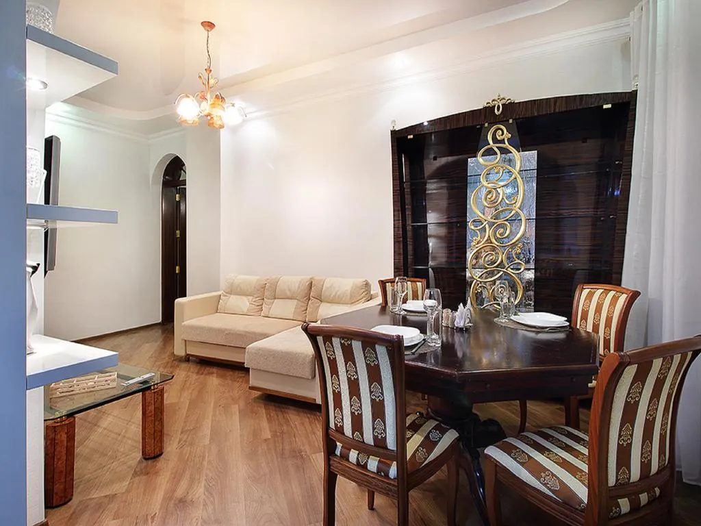 Центр, трёхкомнатные апартаменты у жд вокзала