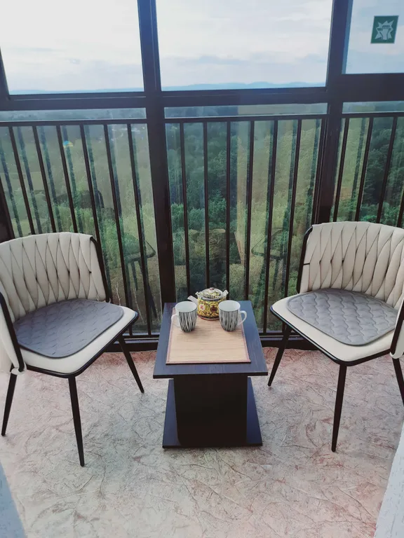 Современная, комфортная студия с видом на лес и горы