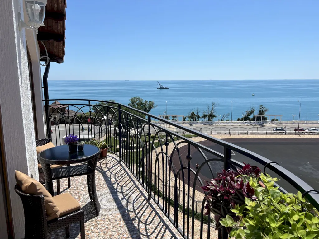 Квартира с балконом и видом на открытое море, Толстый мыс