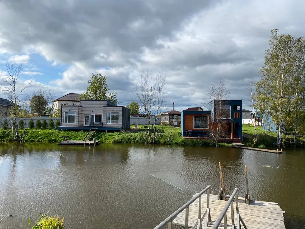 Уютный коттедж с панорамными окнами на берегу озера