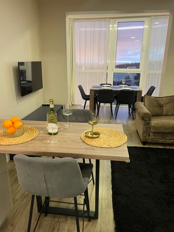 Уютная квартира с видом на морской порт и горы