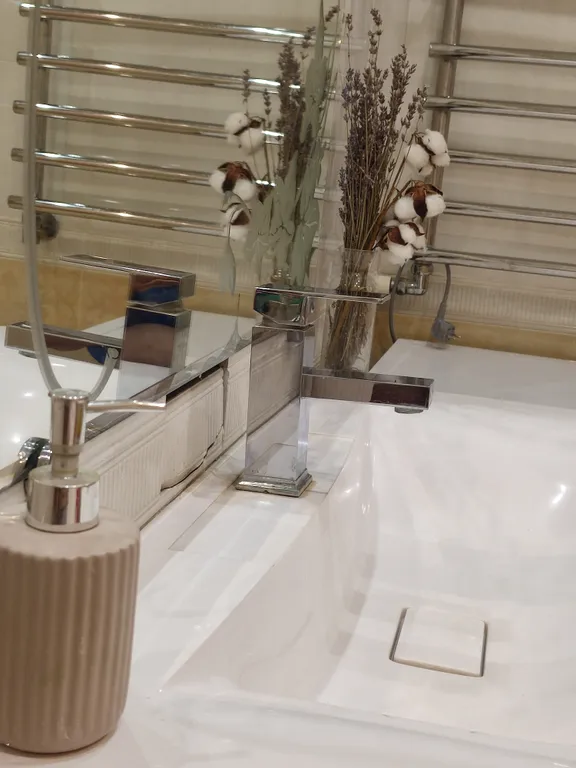 Трешка в центре города с охраняемой парковкой