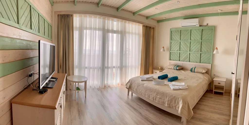 Дом с бассейном у моря