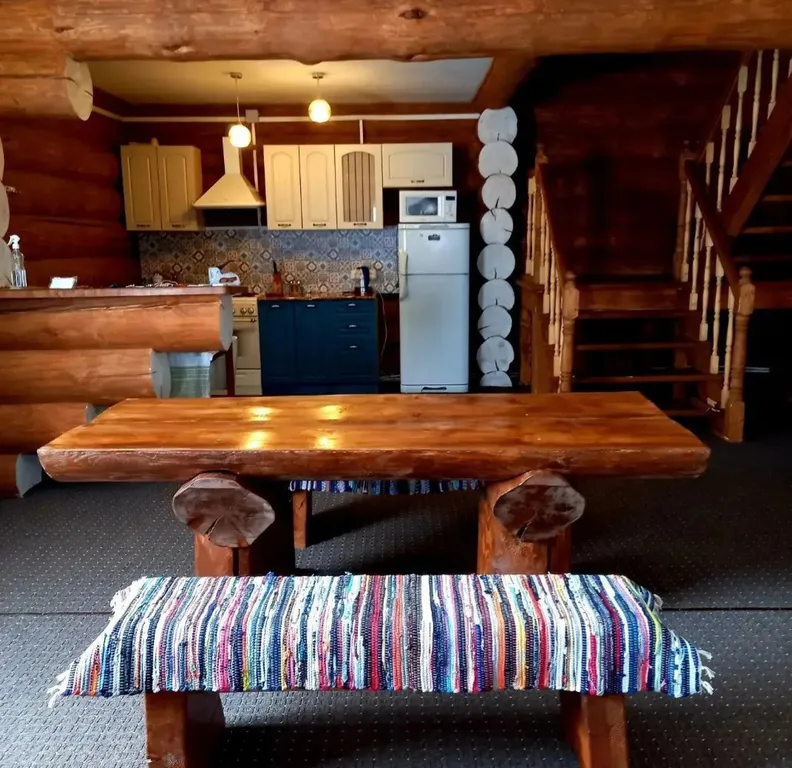 Дом из круглого дерева возле горы