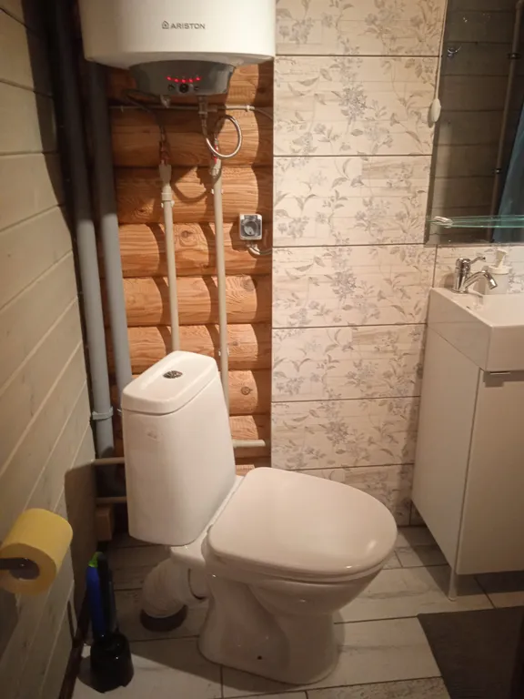 Дом с беседкой на берегу водохранилища