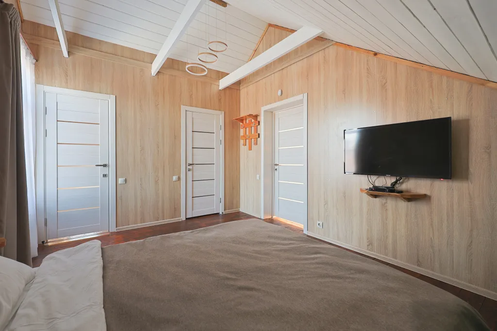 Современный двухэтажный дом из натурального дерева, с большими окнами