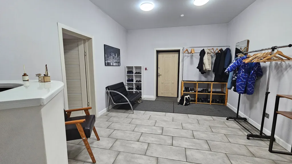 Просторная комната для большой компании